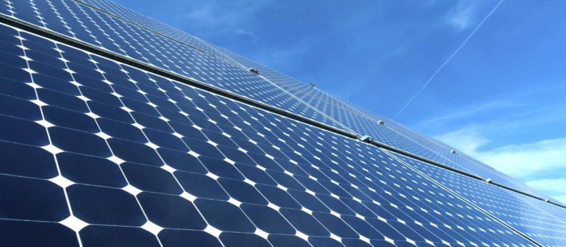 Quais são os cinco principais benefícios do uso de painéis solares em áreas residenciais?