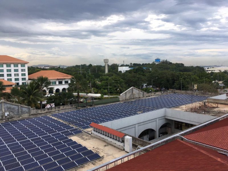 Os painéis solares podem ser instalados em planos telhados? 